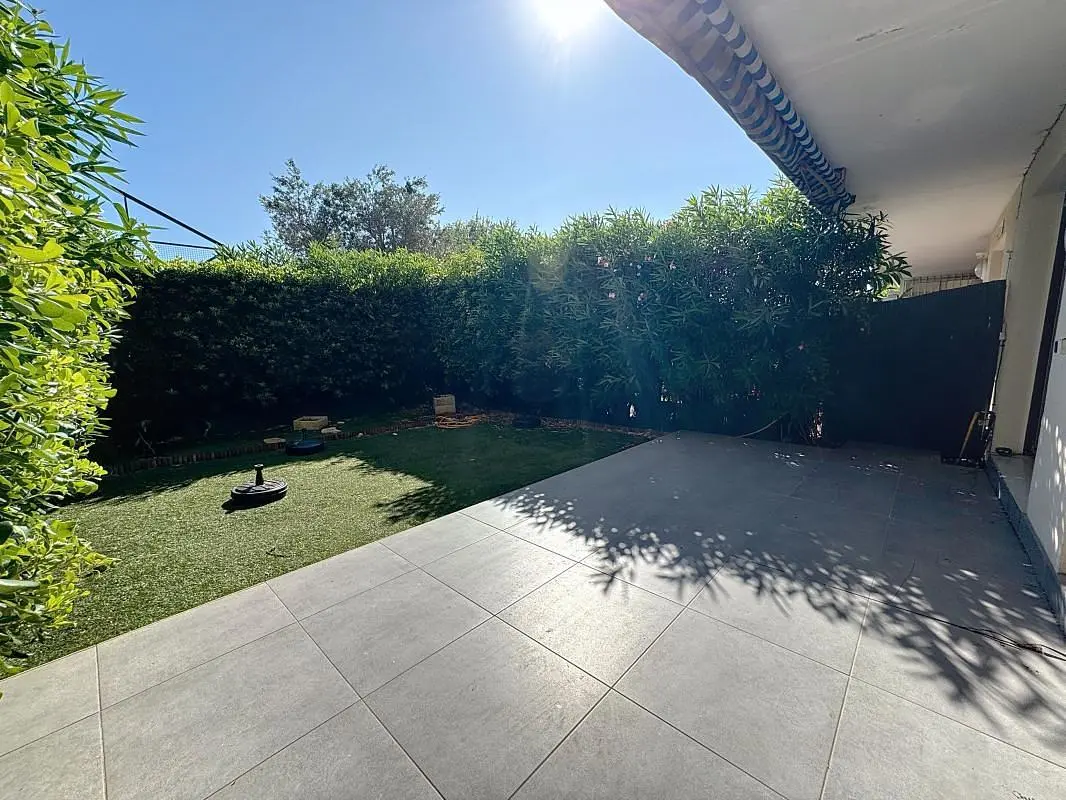 Cuisine; électroménager, parquet, lumière naturelle, style moderne