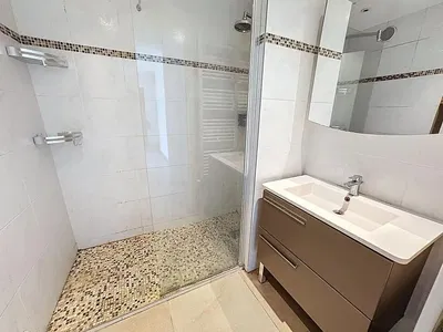 Küche; küchengeräte, holzboden, tageslicht, moderner stil