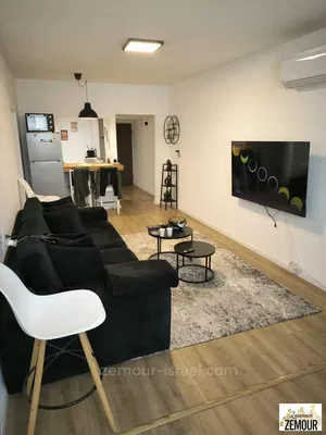 Küche; küchengeräte, holzboden, tageslicht, moderner stil