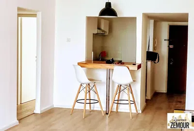 Küche; küchengeräte, holzboden, tageslicht, moderner stil