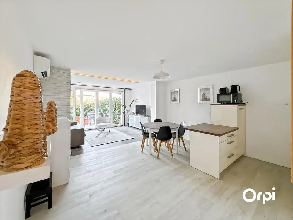 Küche; küchengeräte, holzboden, tageslicht, moderner stil