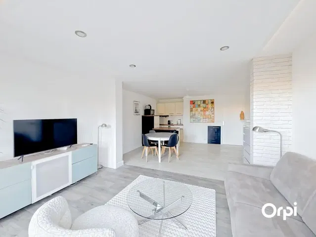 Κουζίνα; συσκευές κουζίνας, πλακάκια, φυσικό φως, μοντέρνο στυλ