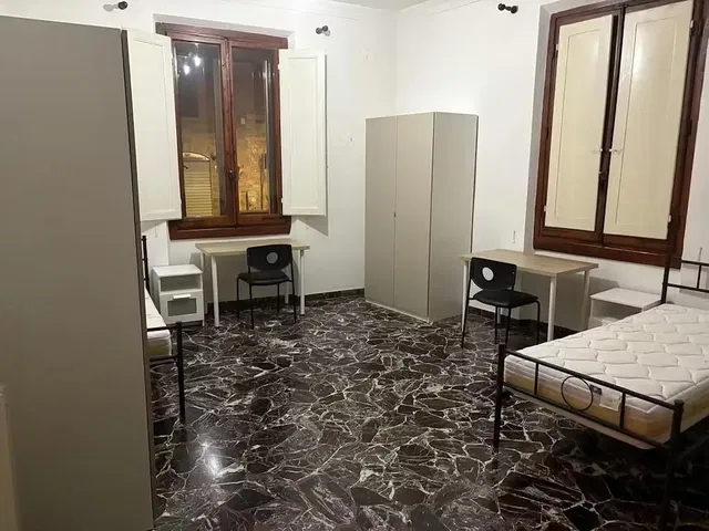 Cozinha; eletrodomésticos, chão de madeira, luz natural, estilo moderno