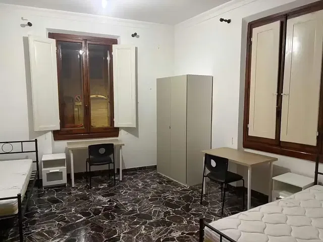 Cozinha; eletrodomésticos, chão de azulejo, luz natural, estilo moderno