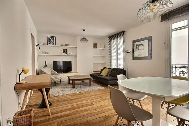 Keuken; keukenapparatuur, houten vloer, natuurlijk licht, moderne stijl