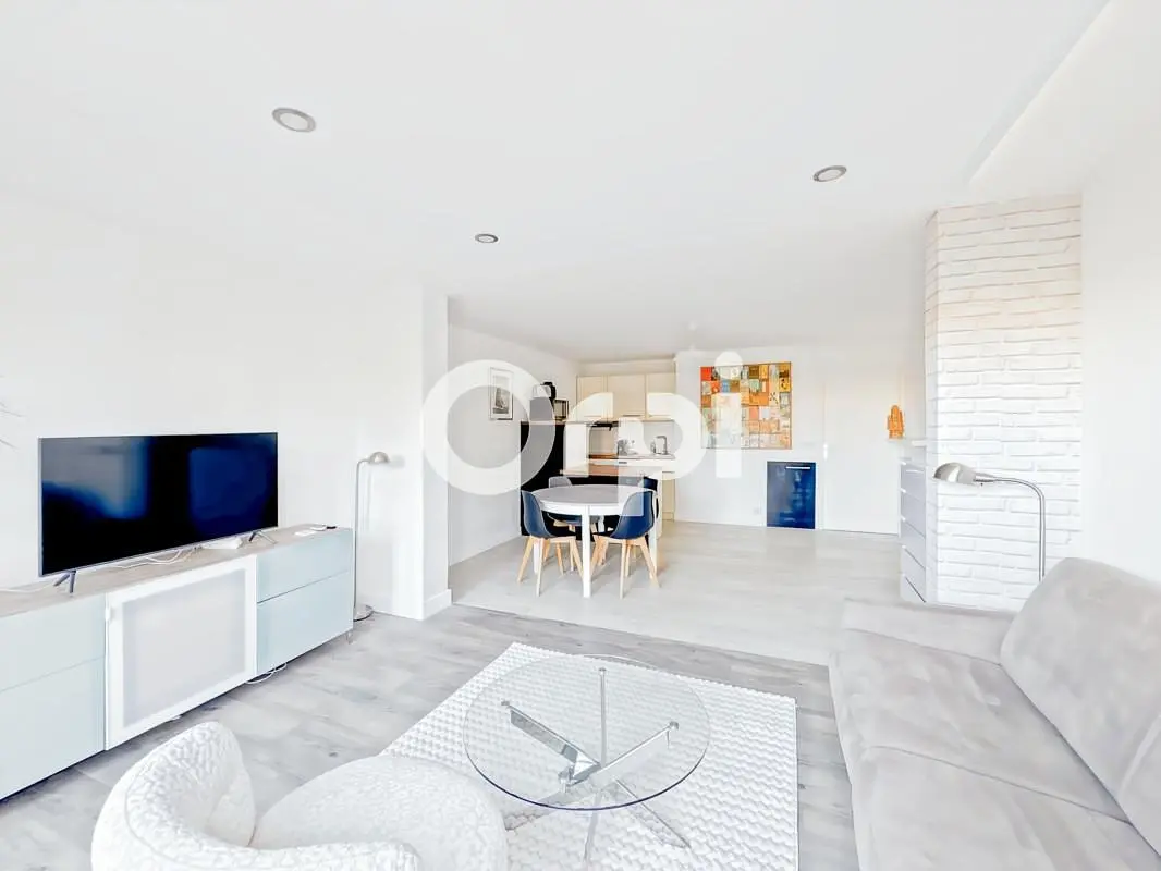 Кухиња; кухињски апарати, дрвени под, природно светло, модерни стил