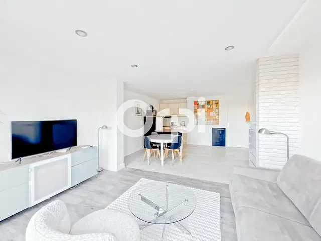 Κουζίνα; συσκευές κουζίνας, ξύλινο πάτωμα, φυσικό φως, μοντέρνο στυλ