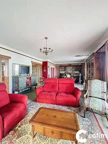 Cozinha; eletrodomésticos, chão de madeira, luz natural, estilo moderno