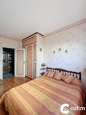 غرفة معيشة; أرضية خشبية, ضوء طبيعي, أسلوب عصري