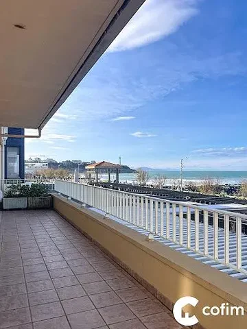 Cozinha; eletrodomésticos, chão de madeira, luz natural, estilo moderno