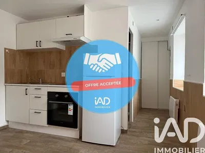 Keuken; keukenapparatuur, houten vloer, natuurlijk licht, moderne stijl