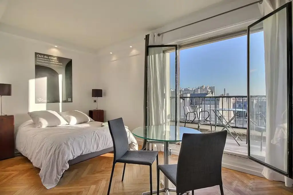 Kuhinja; kuhinjski aparati, drveni pod, prirodno svjetlo, moderni stil