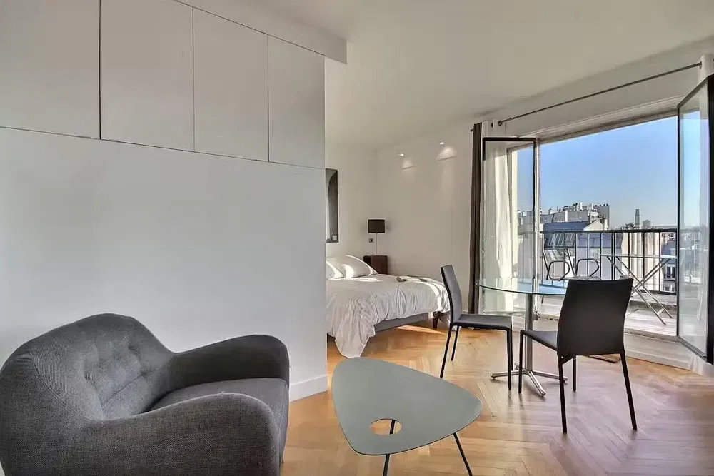 Küche; küchengeräte, holzboden, tageslicht, moderner stil