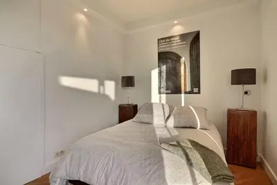 Küche; küchengeräte, holzboden, tageslicht, moderner stil