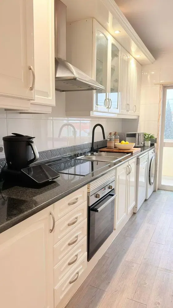 مطبخ; أجهزة المطبخ, أرضية خشبية, ضوء طبيعي, أسلوب عصري