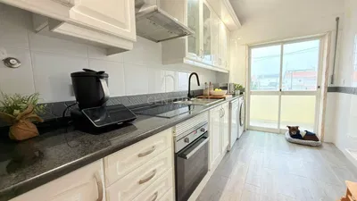 مطبخ; أجهزة المطبخ, أرضية خشبية, ضوء طبيعي, أسلوب عصري