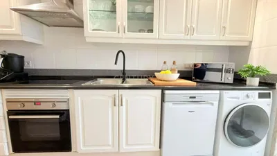 غرفة معيشة; أرضية خشبية, ضوء طبيعي, أسلوب عصري