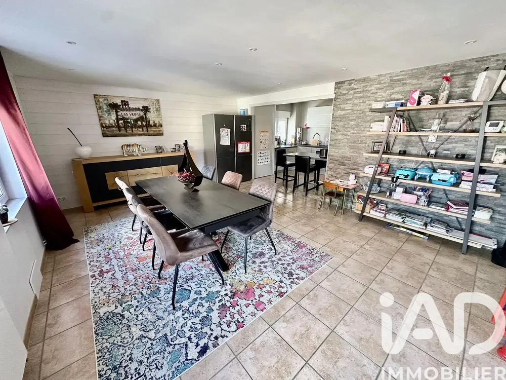 Dnevna soba; drveni pod, prirodno svjetlo, moderni stil