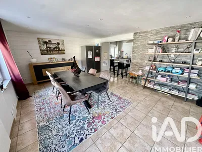 Dnevna soba; drveni pod, prirodno svjetlo, moderni stil