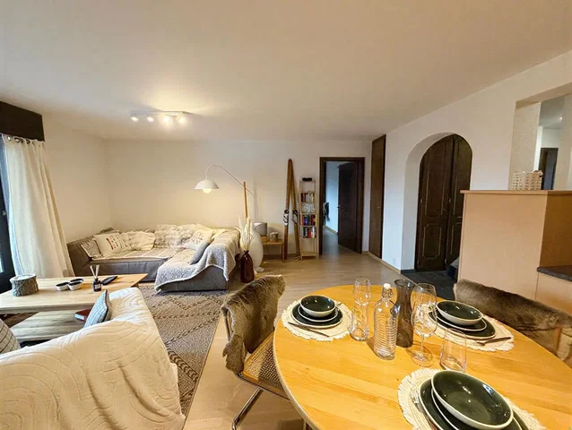 Cucina; elettrodomestici, pavimento in legno, luce naturale, stile moderno