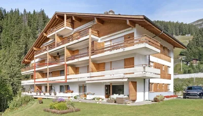 Küche; küchengeräte, holzboden, tageslicht, moderner stil