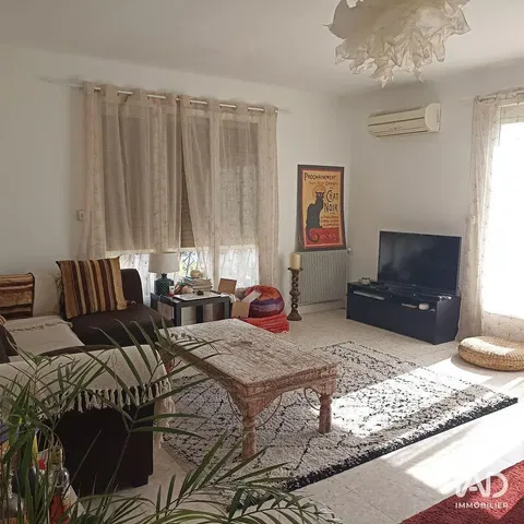 Kuchyňa; kuchynské spotrebiče, dlažba, prirodzené svetlo, moderný štýl