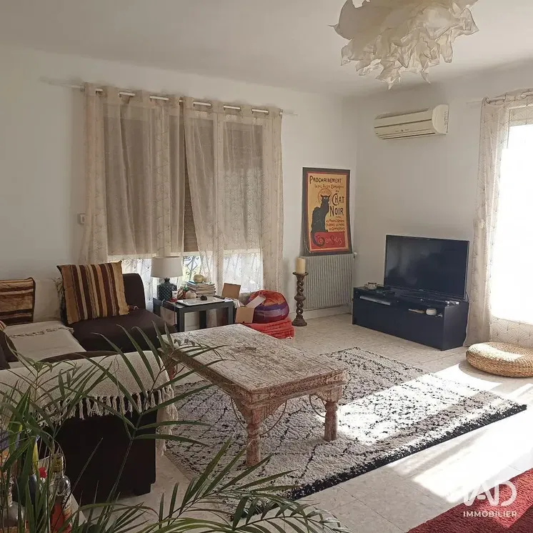 مطبخ; أجهزة المطبخ, أرضية من البلاط, ضوء طبيعي, أسلوب عصري