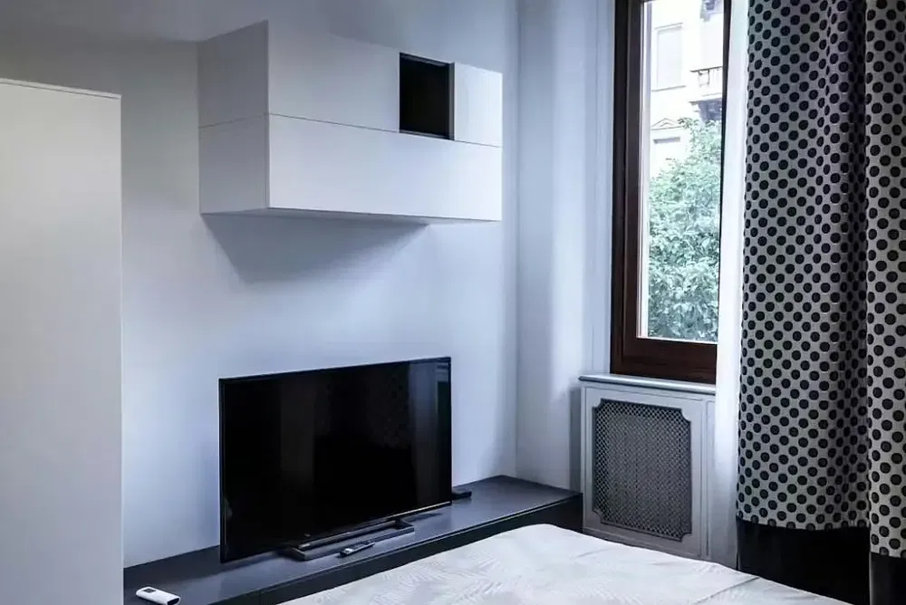 Keuken; keukenapparatuur, houten vloer, natuurlijk licht, moderne stijl