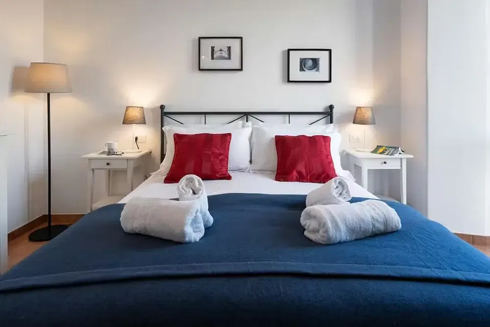 Küche; küchengeräte, holzboden, tageslicht, moderner stil