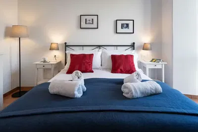 Küche; küchengeräte, holzboden, tageslicht, moderner stil