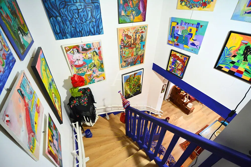 Wohnzimmer; holzboden, tageslicht, moderner stil