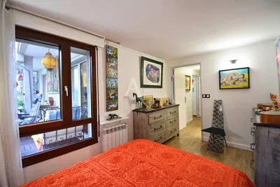 Küche; küchengeräte, holzboden, tageslicht, moderner stil