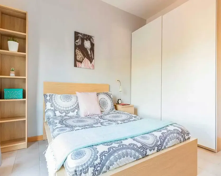 Kuhinja; kućanski aparati, drveni pod, prirodna svjetlost, moderan stil