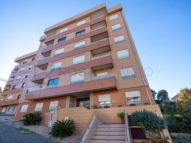 Cocina; electrodomésticos, suelo de baldosas, luz natural, estilo moderno