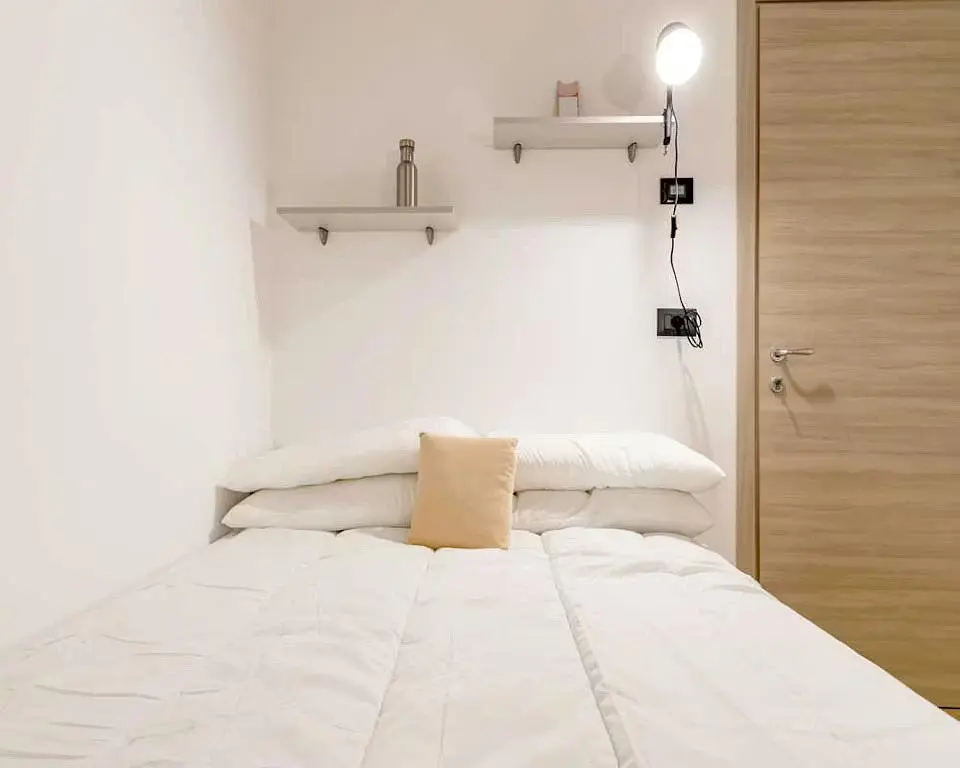 Keuken; keukenapparatuur, houten vloer, natuurlijk licht, moderne stijl