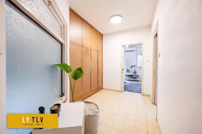 مطبخ; أجهزة المطبخ, أرضية خشبية, ضوء طبيعي, أسلوب عصري