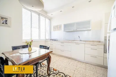 مطبخ; أجهزة المطبخ, أرضية خشبية, ضوء طبيعي, أسلوب عصري