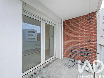 مطبخ; أجهزة المطبخ, أرضية خشبية, ضوء طبيعي, أسلوب عصري