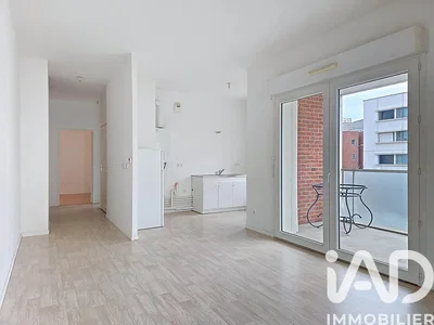 Kuchyně; kuchyňské spotřebiče, dřevěná podlaha, přirozené světlo, moderní styl
