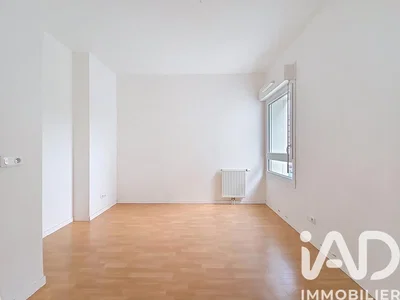 Kuchyně; kuchyňské spotřebiče, dřevěná podlaha, přirozené světlo, moderní styl