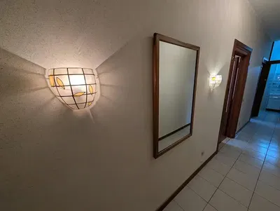 Keuken; keukenapparatuur, houten vloer, natuurlijk licht, moderne stijl