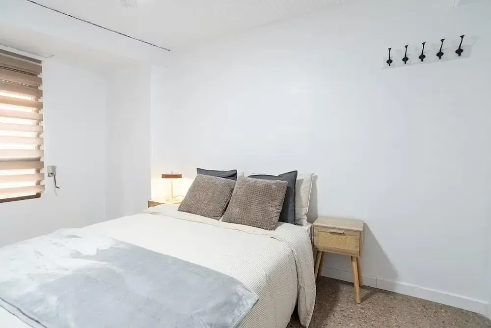 Dnevni boravak; drveni pod, prirodna svjetlost, moderan stil