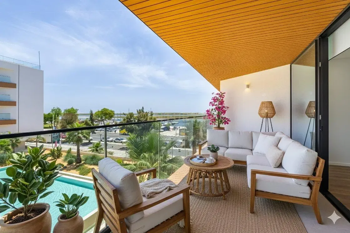 Κουζίνα; συσκευές κουζίνας, ξύλινο πάτωμα, φυσικό φως, μοντέρνο στυλ