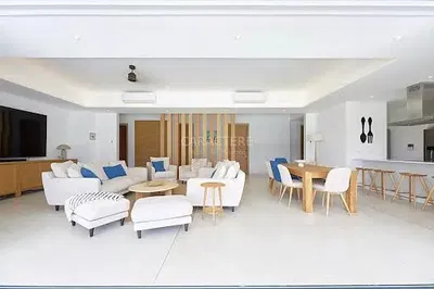 Cuisine; électroménager, parquet, lumière naturelle, style moderne