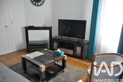 Soggiorno; pavimento in legno, luce naturale, stile moderno