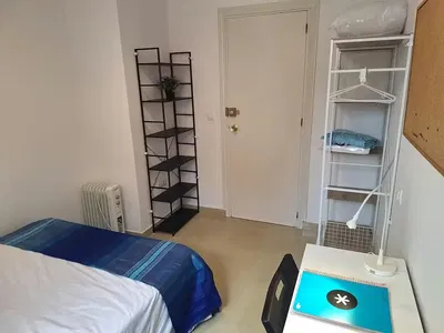 Κουζίνα; συσκευές κουζίνας, ξύλινο πάτωμα, φυσικό φως, μοντέρνο στυλ