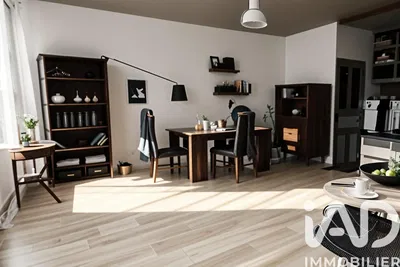 Кухиња; кухињски апарати, дрвени под, природно светло, модерни стил