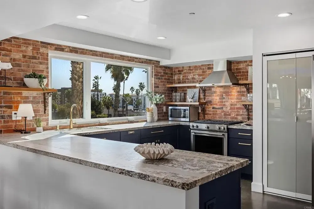 Κουζίνα; συσκευές κουζίνας, ξύλινο πάτωμα, φυσικό φως, μοντέρνο στυλ