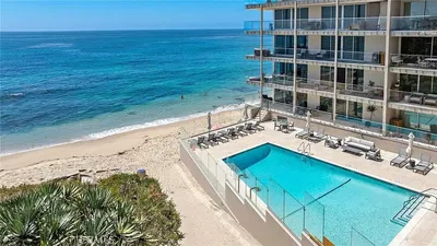 Cocina; electrodomésticos, suelo de madera, luz natural, estilo moderno