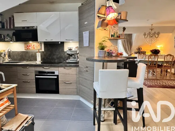 Cucina; elettrodomestici, pavimento in legno, luce naturale, stile moderno